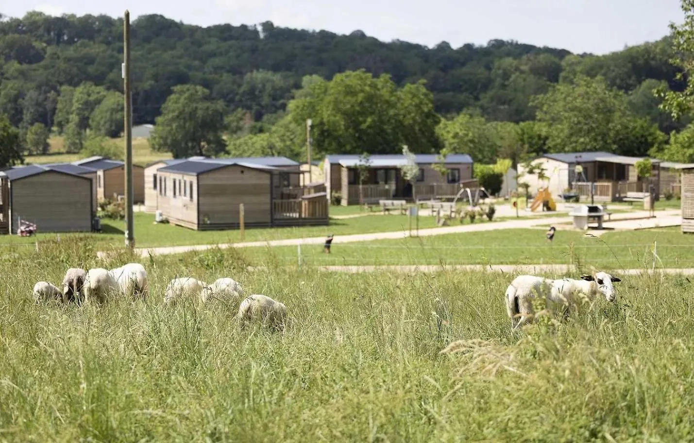 Campsite Camping 4 Etoiles - Piscine - Eeicab Thegra